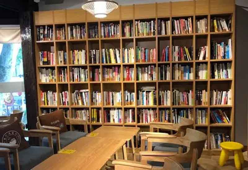 　　在快節(jié)奏的現(xiàn)代生活中，書(shū)店不僅是售賣(mài)書(shū)籍的場(chǎng)所，更是人們心靈棲息的港灣。對(duì)于鄭州的書(shū)店而言，如何通過(guò)裝修設(shè)計(jì)營(yíng)造濃郁的書(shū)香氛圍，打造舒適宜人的閱讀區(qū)，成為吸引讀者、提升競(jìng)爭(zhēng)力的關(guān)鍵。接下來(lái)，就從多個(gè)維度為你解析鄭州書(shū)店?duì)I造書(shū)香氛圍與舒適閱讀區(qū)的設(shè)計(jì)方案。  　　1、整體布局規(guī)劃：打造流暢閱讀動(dòng)線  　　合理的整體布局是營(yíng)造良好閱讀體驗(yàn)的基礎(chǔ)。鄭州書(shū)店在設(shè)計(jì)時(shí)，可采用開(kāi)放式與半開(kāi)放式相結(jié)合的布局。將暢銷(xiāo)書(shū)、熱門(mén)書(shū)籍放置在入口顯眼位置，吸引讀者目光;按照文學(xué)、社科、兒童等不同類(lèi)別劃分書(shū)籍陳列區(qū)域，每個(gè)區(qū)域設(shè)置清晰的指示牌。同時(shí)，在各個(gè)區(qū)域間留出寬敞的通道，避免擁擠雜亂，形成流暢的閱讀動(dòng)線。此外，可設(shè)置獨(dú)立的文創(chuàng)產(chǎn)品區(qū)、咖啡休閑區(qū)，與書(shū)籍陳列區(qū)相互呼應(yīng)，既豐富書(shū)店業(yè)態(tài)，又能引導(dǎo)讀者自然穿梭于不同空間，延長(zhǎng)停留時(shí)間。  　　2、色彩與燈光設(shè)計(jì)：烘托靜謐書(shū)香氛圍  　　色彩和燈光對(duì)書(shū)店氛圍的營(yíng)造起著至關(guān)重要的作用。在色彩選擇上，應(yīng)以沉穩(wěn)、寧?kù)o的色調(diào)為主，墻面可選用米白色、淺灰色等淡雅色彩，搭配木質(zhì)書(shū)架的暖棕色，營(yíng)造出溫馨而不失莊重的氛圍。燈光設(shè)計(jì)則需兼顧功能性與氛圍營(yíng)造，采用柔和的暖光作為基礎(chǔ)照明，均勻照亮整個(gè)書(shū)店空間;在書(shū)架區(qū)域設(shè)置局部射燈，突出書(shū)籍陳列，方便讀者查找;閱讀區(qū)的燈光要更加柔和，可使用臺(tái)燈、落地?zé)舻龋苊鈴?qiáng)光直射，為讀者打造靜謐舒適的閱讀環(huán)境，讓讀者沉浸在書(shū)香之中。  　　3、閱讀區(qū)細(xì)節(jié)設(shè)計(jì)：提升舒適閱讀體驗(yàn)  　　舒適的閱讀區(qū)是書(shū)店留住讀者的核心。閱讀區(qū)的座椅選擇至關(guān)重要，應(yīng)采用符合人體工程學(xué)的沙發(fā)、靠椅，搭配柔軟的坐墊和靠枕，確保讀者長(zhǎng)時(shí)間閱讀不易產(chǎn)生疲勞感。閱讀桌椅的高度要合理搭配，桌面寬敞，方便讀者放置書(shū)籍和飲品。同時(shí)，在閱讀區(qū)設(shè)置充足的電源插座和 USB 接口，滿足讀者電子設(shè)備充電需求。此外，閱讀區(qū)的隔音設(shè)計(jì)也不容忽視，可采用吸音材料裝飾墻面和天花板，減少外界噪音干擾，為讀者提供安靜的閱讀空間。  　　4、文化元素融入：強(qiáng)化書(shū)店獨(dú)特氣質(zhì)  　　融入豐富的文化元素能讓書(shū)店更具辨識(shí)度和吸引力。鄭州有著深厚的歷史文化底蘊(yùn)，書(shū)店可將本地文化特色融入裝修設(shè)計(jì)中。例如，在墻面裝飾上展示鄭州的歷史建筑、文化名人等圖片或繪畫(huà);設(shè)置本土文化書(shū)籍專(zhuān)區(qū)，陳列與鄭州相關(guān)的歷史、民俗、藝術(shù)等書(shū)籍;還可定期舉辦與鄭州文化相關(guān)的講座、讀書(shū)分享會(huì)等活動(dòng)，讓書(shū)店成為傳播本土文化的平臺(tái)。此外，通過(guò)擺放藝術(shù)擺件、懸掛書(shū)法作品等方式，提升書(shū)店的文化品味，強(qiáng)化其獨(dú)特氣質(zhì)，讓讀者在閱讀之余，也能感受到文化的熏陶。  　　鄭州書(shū)店通過(guò)科學(xué)的整體布局規(guī)劃、巧妙的色彩燈光設(shè)計(jì)、貼心的閱讀區(qū)細(xì)節(jié)處理以及豐富的文化元素融入，能夠成功營(yíng)造出濃厚的書(shū)香氛圍與舒適的閱讀區(qū)。這樣的設(shè)計(jì)不僅能滿足讀者對(duì)高品質(zhì)閱讀環(huán)境的需求，還能讓書(shū)店成為城市文化的重要載體，吸引更多讀者走進(jìn)書(shū)店，享受閱讀的樂(lè)趣，為鄭州的文化建設(shè)與發(fā)展貢獻(xiàn)力量。